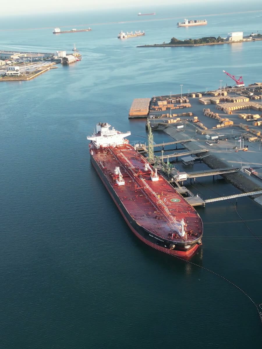 Terminale yanaşmış tanker, üstten görünüm