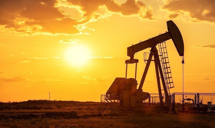 Petrol, dört seanslık düşüşün ardından Cuma günü yükselerek Haziran sonundan bu yana en sert haftalık düşüşe doğru ilerliyor