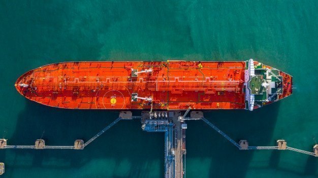 Petrol, azalan arz endişeleriyle tırmanıyor