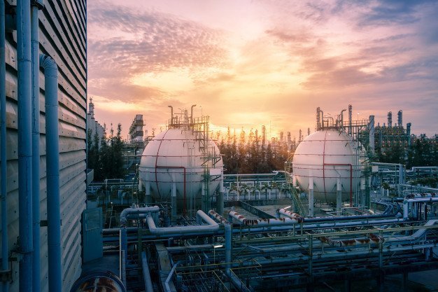 Petrol fiyatları, Çin'den gelen güçlü ekonomik verilerin talep görünümünü desteklemesiyle hafif yükseldi