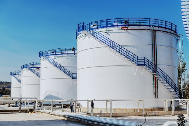 ABD ham petrol ve distile ürün stokları keskin bir şekilde yükselirken petrol fiyatları düşüyor