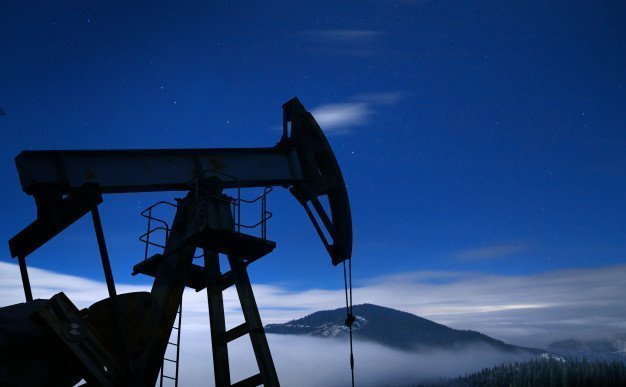 Petrol, Rusya'nın üretim kesintisi sinyali vermesinin ardından varil başına 3 dolar yükseldi