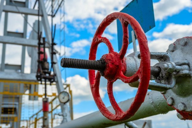 Oil plummets as new lockdowns raise concerns about fuel demand