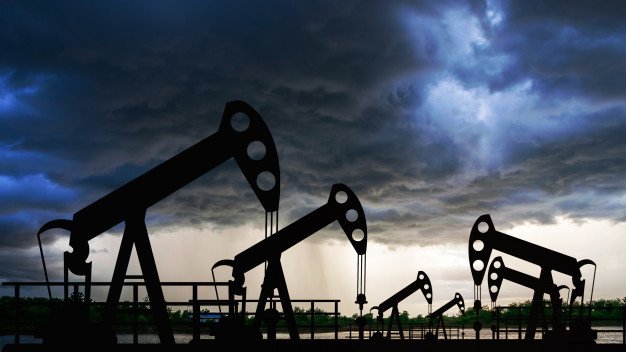 Petrol fiyatları, Rusya'nın ham petrol arzındaki düşüş beklentisiyle 1 dolardan fazla yükseldi
