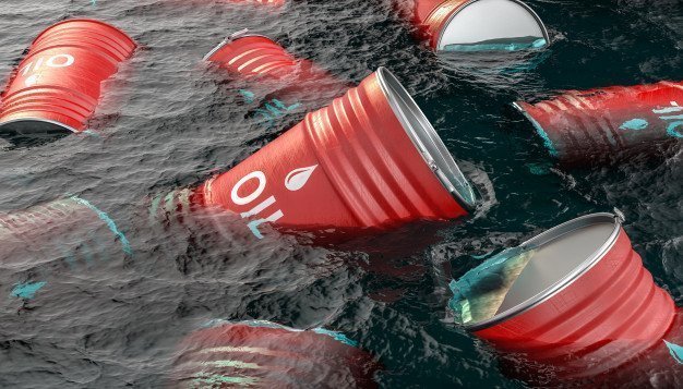 Oil falls due to the demand concerns and stronger dollar