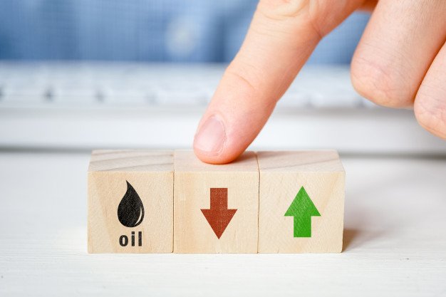 Enflasyonun yakıt talebini etkilemesi beklenirken petrol düşüyor