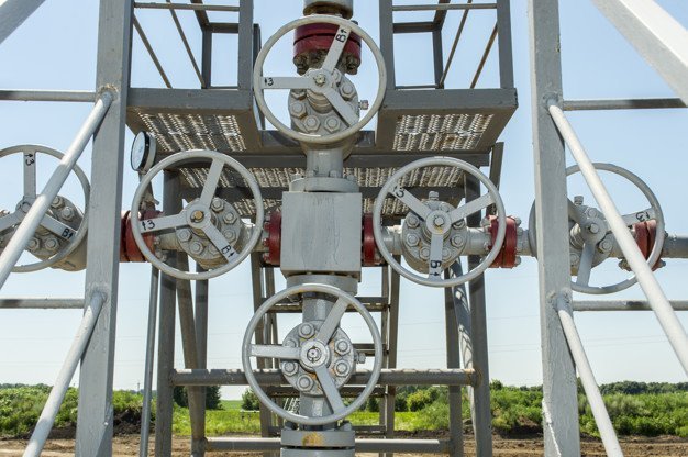 Petrol, OPEC arz kesintisi ve talep büyümesi beklentisiyle yükseldi