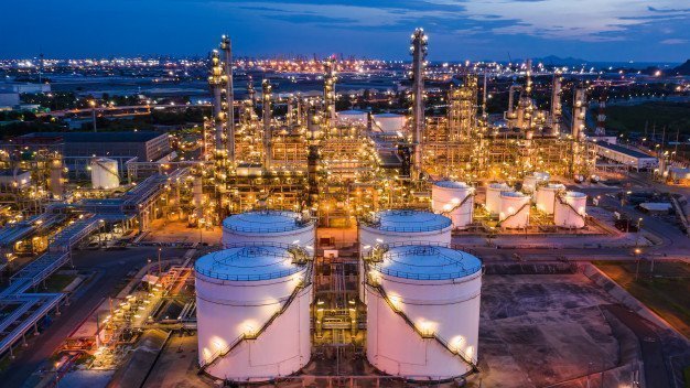 Petrol, arz tehditleriyle destekleniyor, ancak talep endişeleri arasında hâlâ haftalık düşüş yolunda