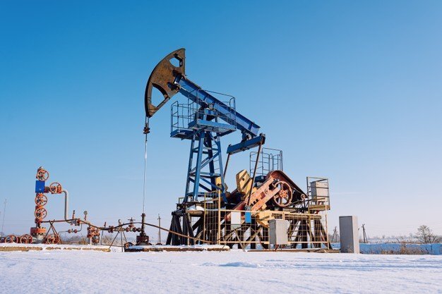 Petrol, Çin'de talep toparlanırken ABD ekonomisindeki yavaşlama endişeleriyle karıştı