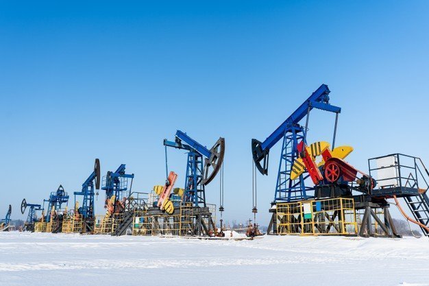 Pandemi endişeleri petrol kazanımlarını engelliyor, ancak yeni yıl olumlu sinyallerle başladı