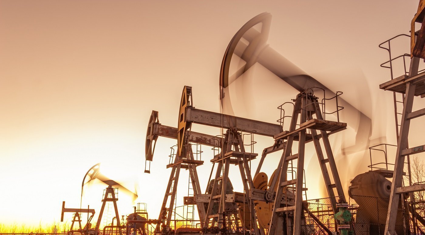 Petrol, arz fazlası algılarının endişeleri artırmasıyla düştü, ancak yaptırımlar düşüşleri sınırlamaya devam ediyor.