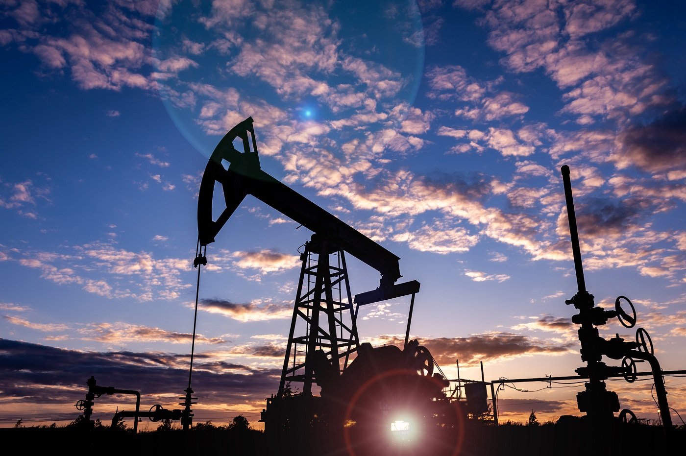 Petrol, faiz artışlarının ekonomik büyümeyi yavaşlatacağı ve yakıt talebini sınırlayacağı endişeleriyle düştü