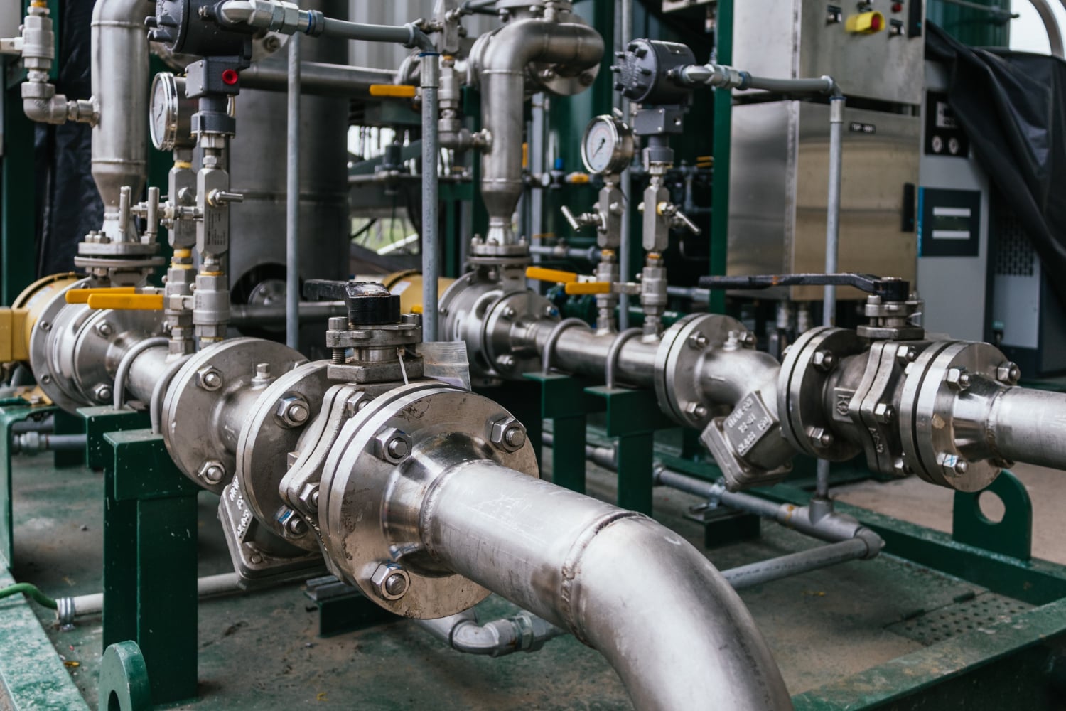Salı günü petrol fiyatları, yatırımcıların Kazakistan'dan arzın yeniden başlamasını beklemesiyle hafifçe düştü