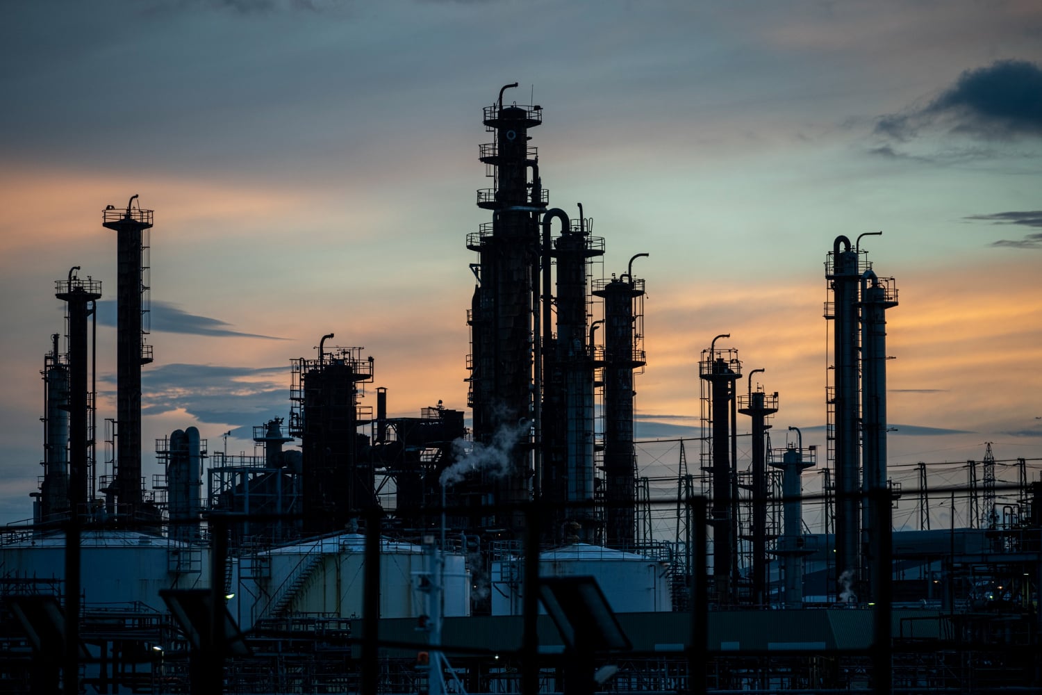 Petrol fiyatları Cuma günü birkaç sent düşerek altı aylık zirvelere yaklaştı; yatırımcılar ABD-İran gerilimlerine odaklanmış durumda